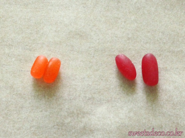 アクリルカラーのクリヤーレッドを混色 (左) <br>→ オレンジ色に変色<br>エナメルカラーのクリヤーレッドを混色 (右) <br>→ 変色なし