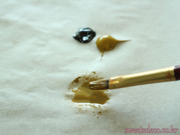 ⑦ 筆で少量の水とアクリル絵の具 (黄土色＋こげ茶) で色を作る<br/> (2回目の着色)