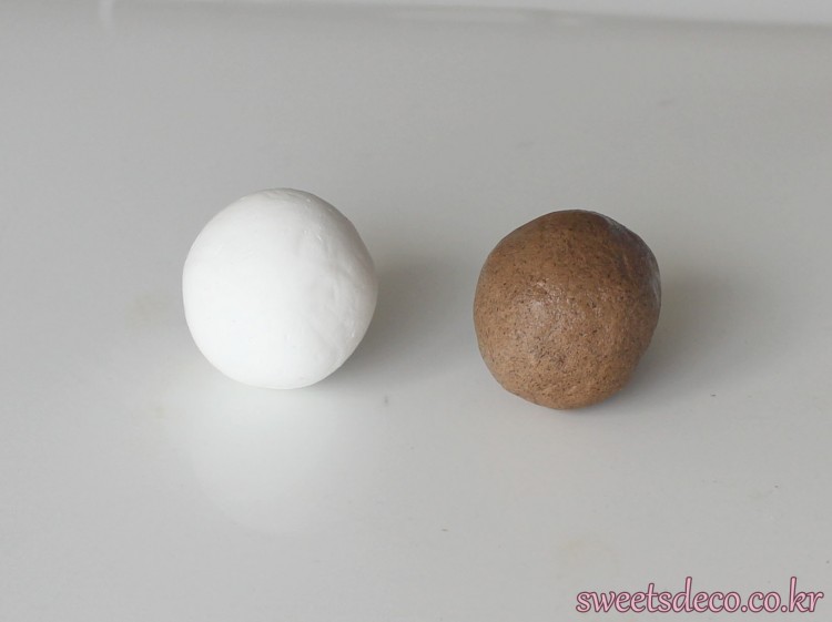 ①軽量粘土 (左) ：木粉粘土 (右) ＝１：１