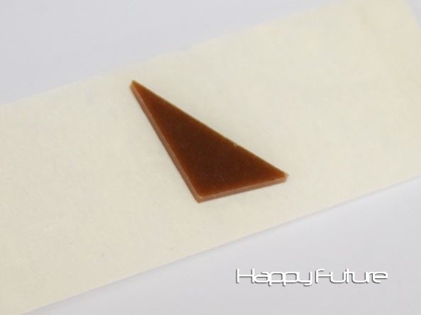 １．チョコパーツをマスキングテープの粘着面に貼って固定する<br/>※シールを貼る際にパーツがずれないようにするため