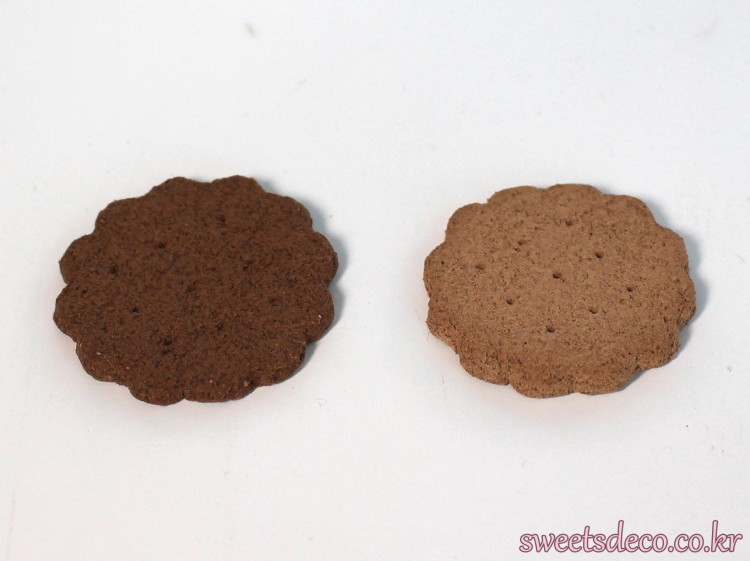 ウッドフォルモで作った麦芽クッキー<br/>乾燥前 (左) / 乾燥後 (右) 　※無着色